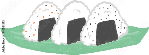 笹の葉にのった3種類のおにぎりセット