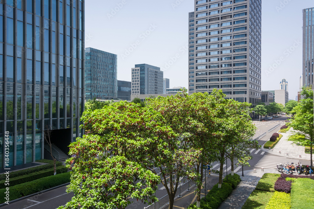 Fototapeta premium Lush Greenery Amidst Contemporary Urban Architecture: A Stunning Cityscape View