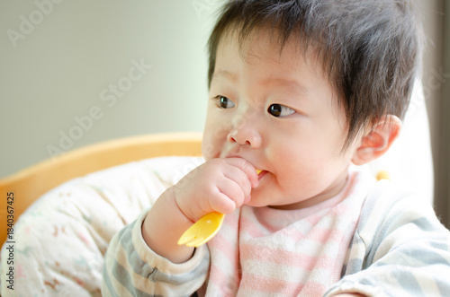 フォークを口に入れる赤ちゃん