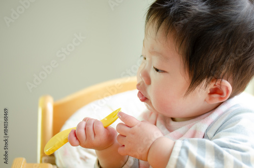 フォークに興味をもつ赤ちゃん