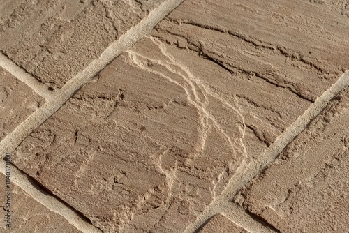Foto Close-up of rustic pavers with natural grooves—concrete and stone blend ideal for outdoor flooring and landscaping