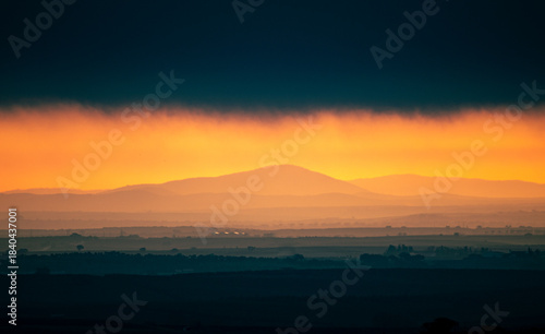 Alvorecer nas montanhas