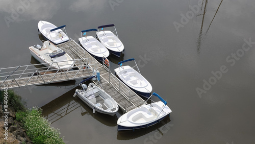 Petits bateaux électriques à louer à quai