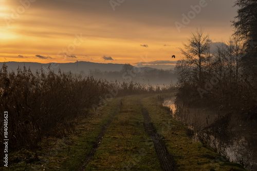 Fototapeta Naklejka Na Ścianę i Meble -  Wschód słońca zimą n Śląsku, z Beskidami w tle. 