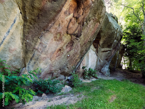 Diabli Kamień w Szczyrzycu to imponujący pomnik przyrody nieożywionej, kolosalna skała piaskowcowa będąca ostańcem, o której krążą legendy, że upuścił ją diabeł.
