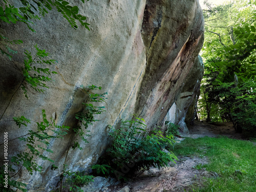 Diabli Kamień w Szczyrzycu to imponujący pomnik przyrody nieożywionej, kolosalna skała piaskowcowa będąca ostańcem, o której krążą legendy, że upuścił ją diabeł.