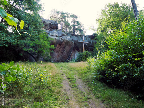 Diabli Kamień w Szczyrzycu to imponujący pomnik przyrody nieożywionej, kolosalna skała piaskowcowa będąca ostańcem, o której krążą legendy, że upuścił ją diabeł.