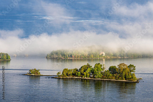 Inseln im Schärengarten mit Nebel vor Stockholm, Schweden