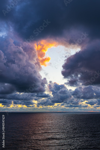 Blick über die Ostsee mit Wolken und Sonnenuntergang