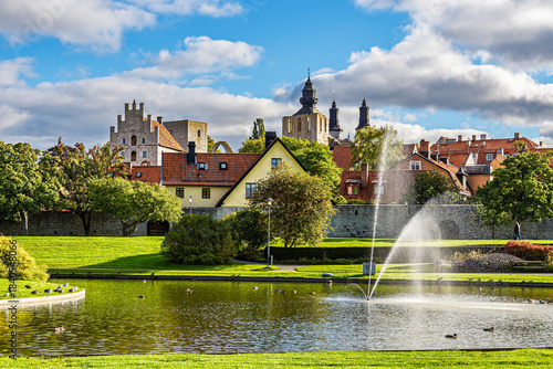Blick über den Park Almedalen auf die Altstadt von Visby, Schweden