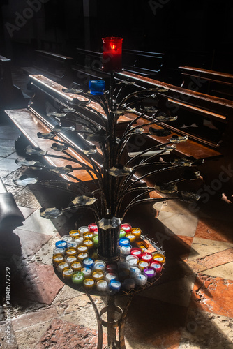 Candele colorate su un candelabro della cattedrale di Burano
