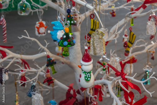Un piccolo albero di natale decorato con delle statuine di vetro a Burano