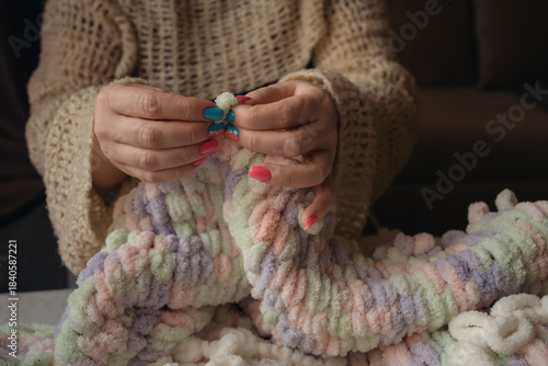 Making blanket from yarn without crochet hook or knitting needles
