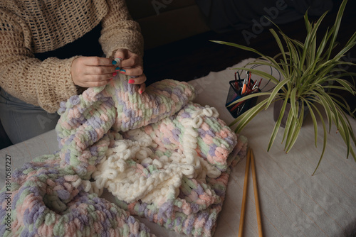 Making blanket from yarn without crochet hook or knitting needles