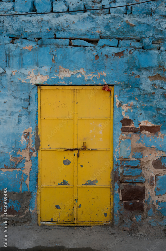 Naklejka premium Old Yellow door in Jodhpur, India