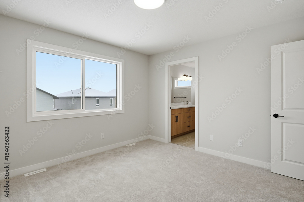 Obraz premium Large, empty room with a window and a door