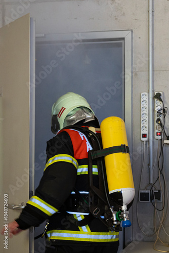 Feuerwehrmann betritt einen verrauchten Raum