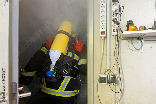 Feuerwehrmann betritt einen verrauchten Raum