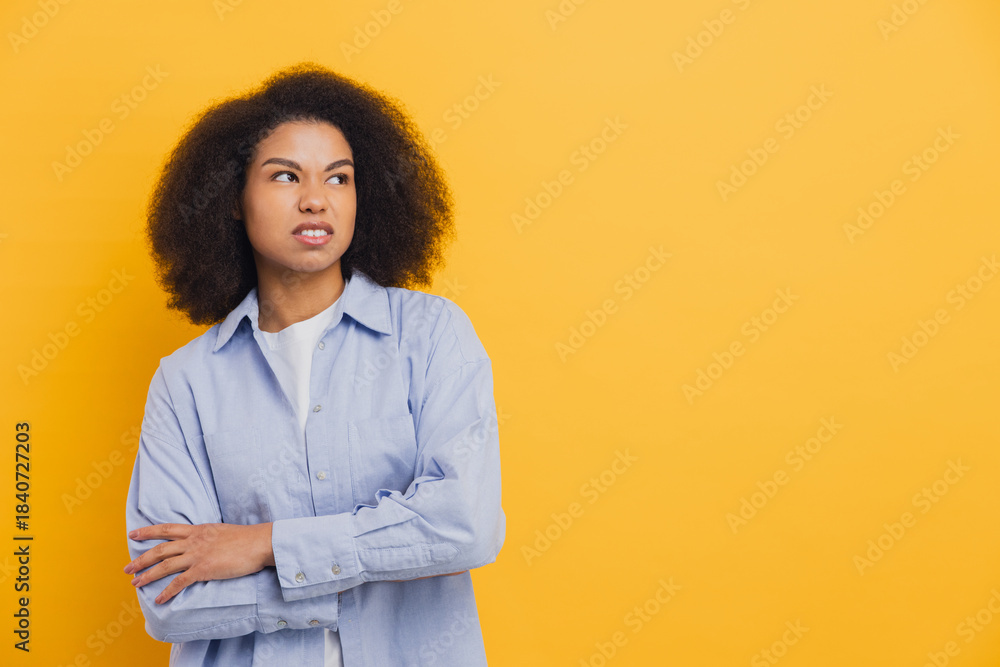Ταπετσαρία African American woman expressing disgust and strong dislike