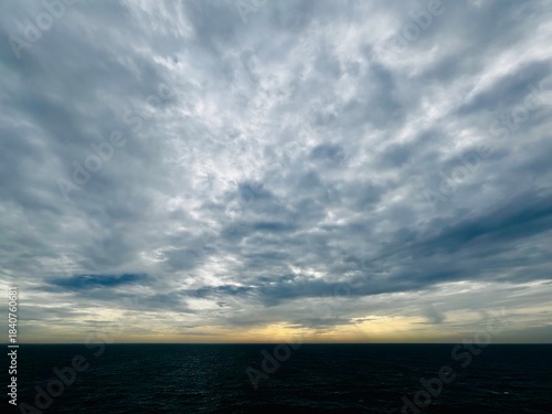 Blick über die Nordsee beim Sonnenuntergang mit dramatischen Wolken am Himmel