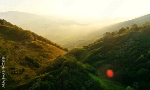 Pemandangan dari atas disuatu pegunungan ketika pagi hari 