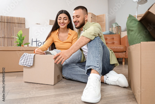 Young couple unpacking thin...