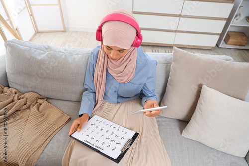 Young Muslim woman in headp...