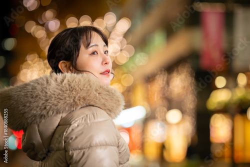 女性　イルミネーション