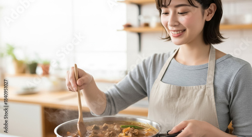 カレーを作る女性