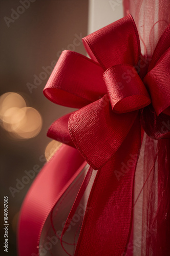リアルな赤いリボンとボウが中央に映えるプレゼント包装用の高級感あふれる縦長デザイン背景. 生成AI