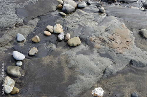 途切れることの無い、寄せては返す波の織りなす浜辺のパターン。時を忘れて自然の光景に見入っている自分。太古から連綿と繰り返されている自然の営み。母なる水を蓄えた優しく美しい地球。人間・ホモサピエンスは自らの幸せを得たいがために、どれほど地球をいじめてきたか。今、その地球が危機に瀕している。うめき声すらも聞こえてくる。混沌とした世の中、私たちは何をなすべきか、できることは何か。