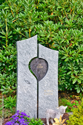 schöner Grabstein mit einem Herz kleiner Friedhof in Ratingen