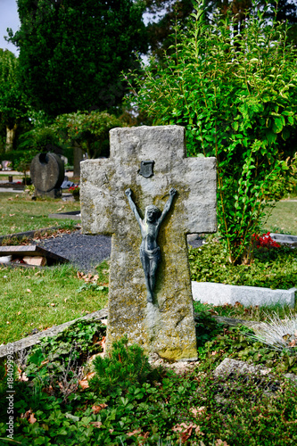 altes Steinkreuz mit einer Jesusfigur Friedhof in Goch