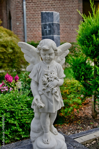 schöner großer Engel mit Blumen Friedhof in Goch