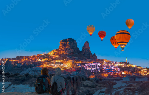 Foto Hot air balloon flying over spectacular Cappadocia at dusk - Goreme, Turkey