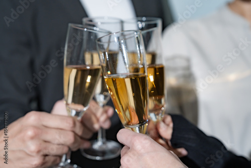 シャンパンで乾杯する男女