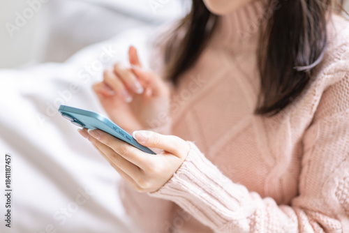 スマホを見る女性の手元