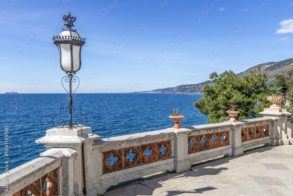 Obraz premium triest, italien - terrasse mit aussicht am schloss miramare