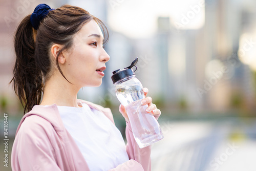水を飲む女性