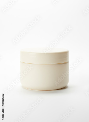 Cream Jar with Lid: A simple, sleek, and minimalist cream jar, perfectly designed for cosmetic products, standing out in its simplicity.
