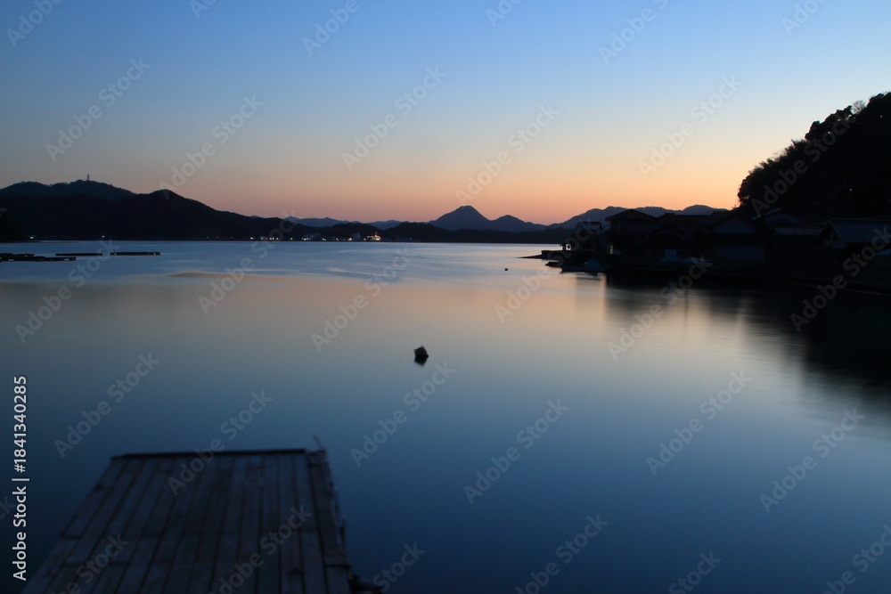 Obraz premium 夜明けの静かな入り江