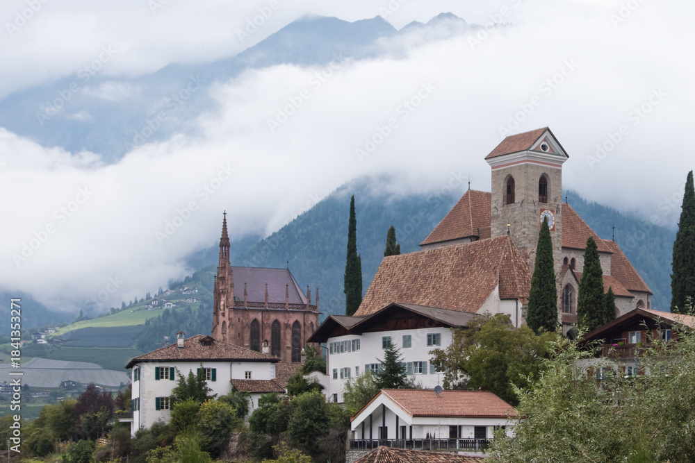 Fototapeta premium Kirche und Mausoleum in Schenna bei Meran