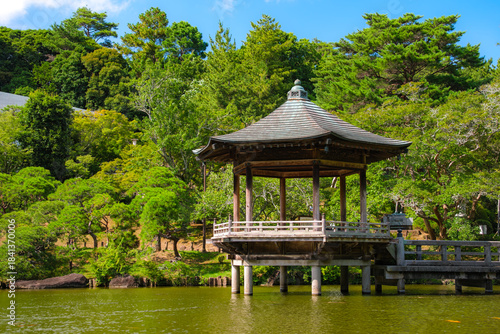 千葉県成田市 成田山公園の浮御堂と新緑の竜智の池