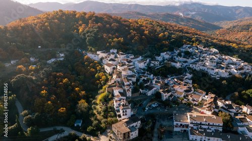 vista al amanecer del municipio de Parauta en la estación del otoño del valle del Genal, Andalucía