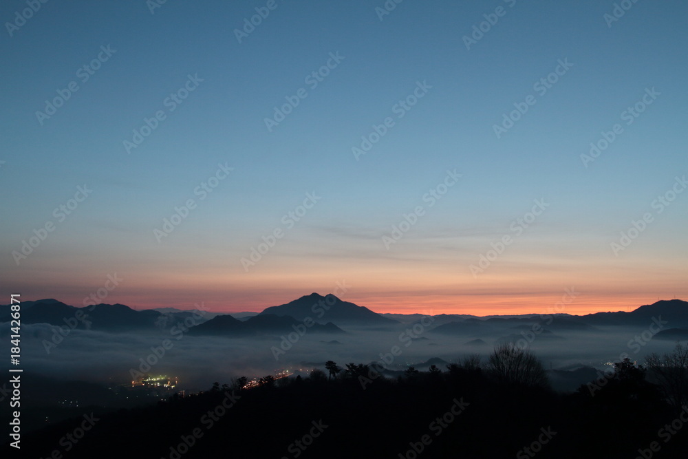 Obraz premium 雲海に浮かぶ山々