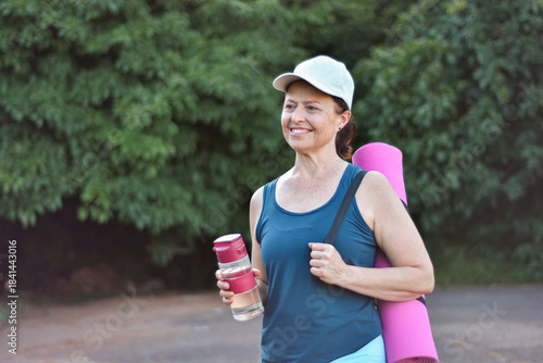 mulher de 50 anos com estilo de vida ativo, autocuidado com o corpo, yoga e exercícios ao ar livre