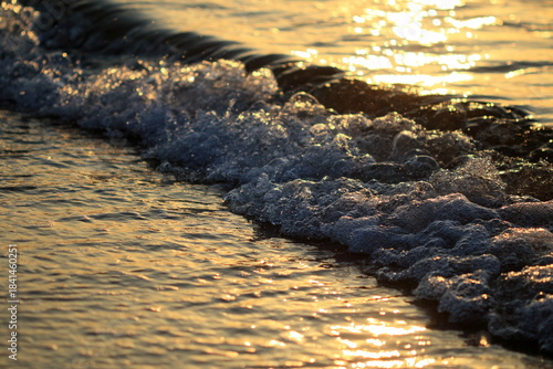 Vagues au lever du soleil