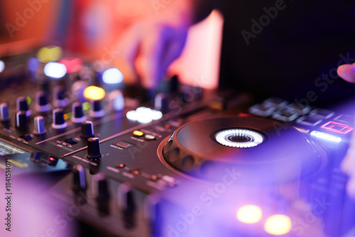 Hand eines DJs am Mischpult