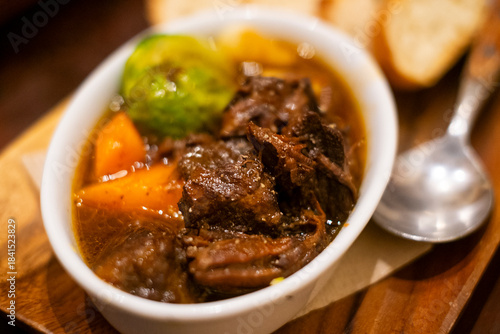 牛肉の赤ワイン煮込み