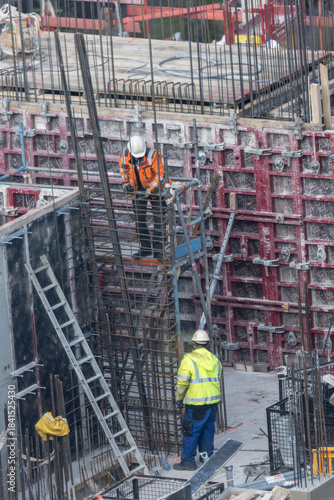 Bauarbeiter arbeiten auf einer Baustelle
